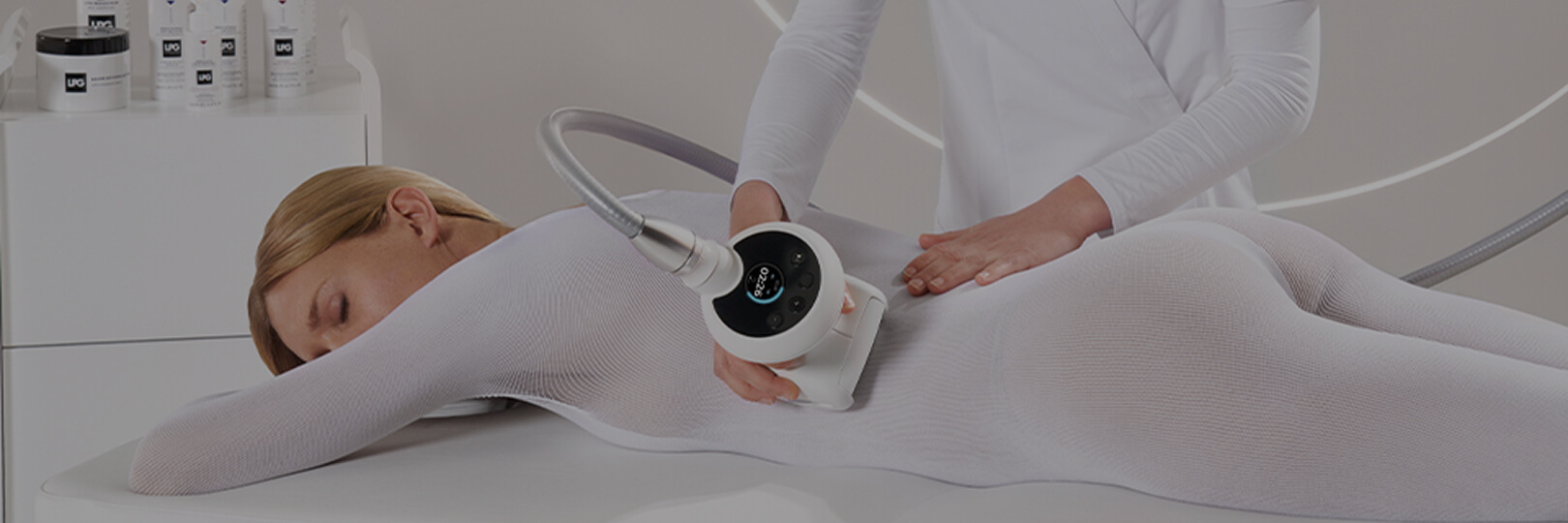 Patient får LPG-ryggbehandling av certifierad hudterapeut i Helsingborg – Oceana Estetik.